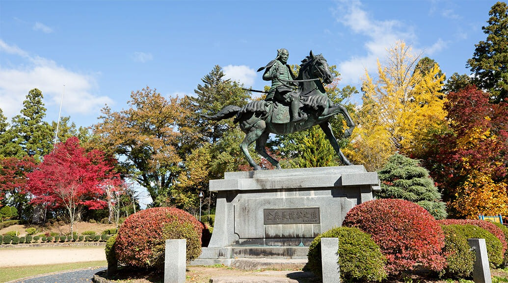 城山公園の金森長近像