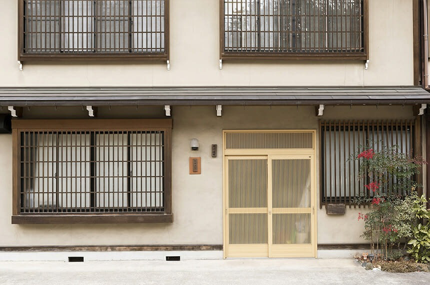 白木の引き戸が印象的な「野川塗師屋」