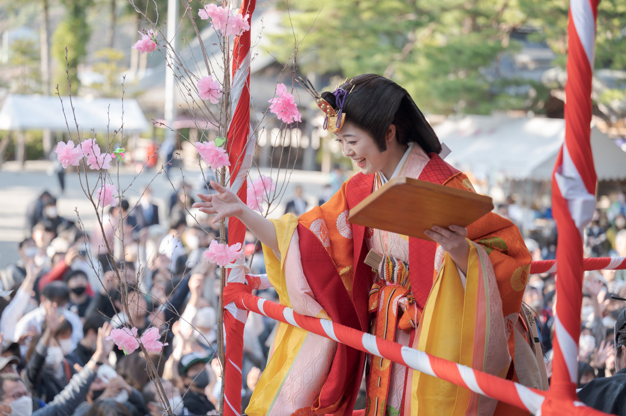 幸いを願って振る舞われる餅まき