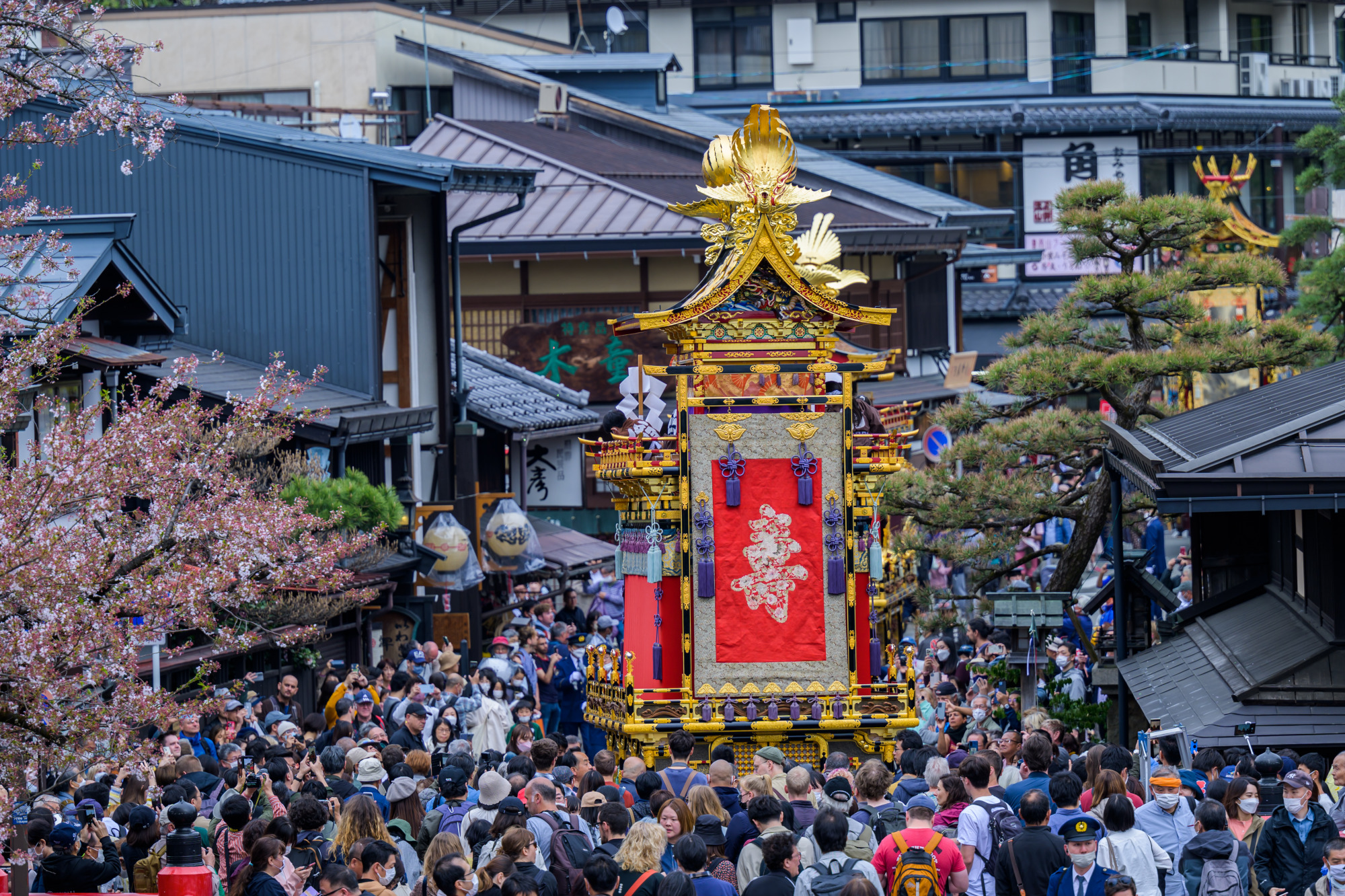 春の高山祭
