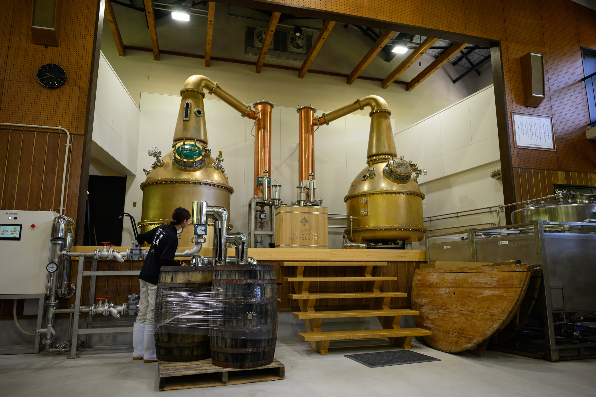 体育館に鎮座する蒸留器