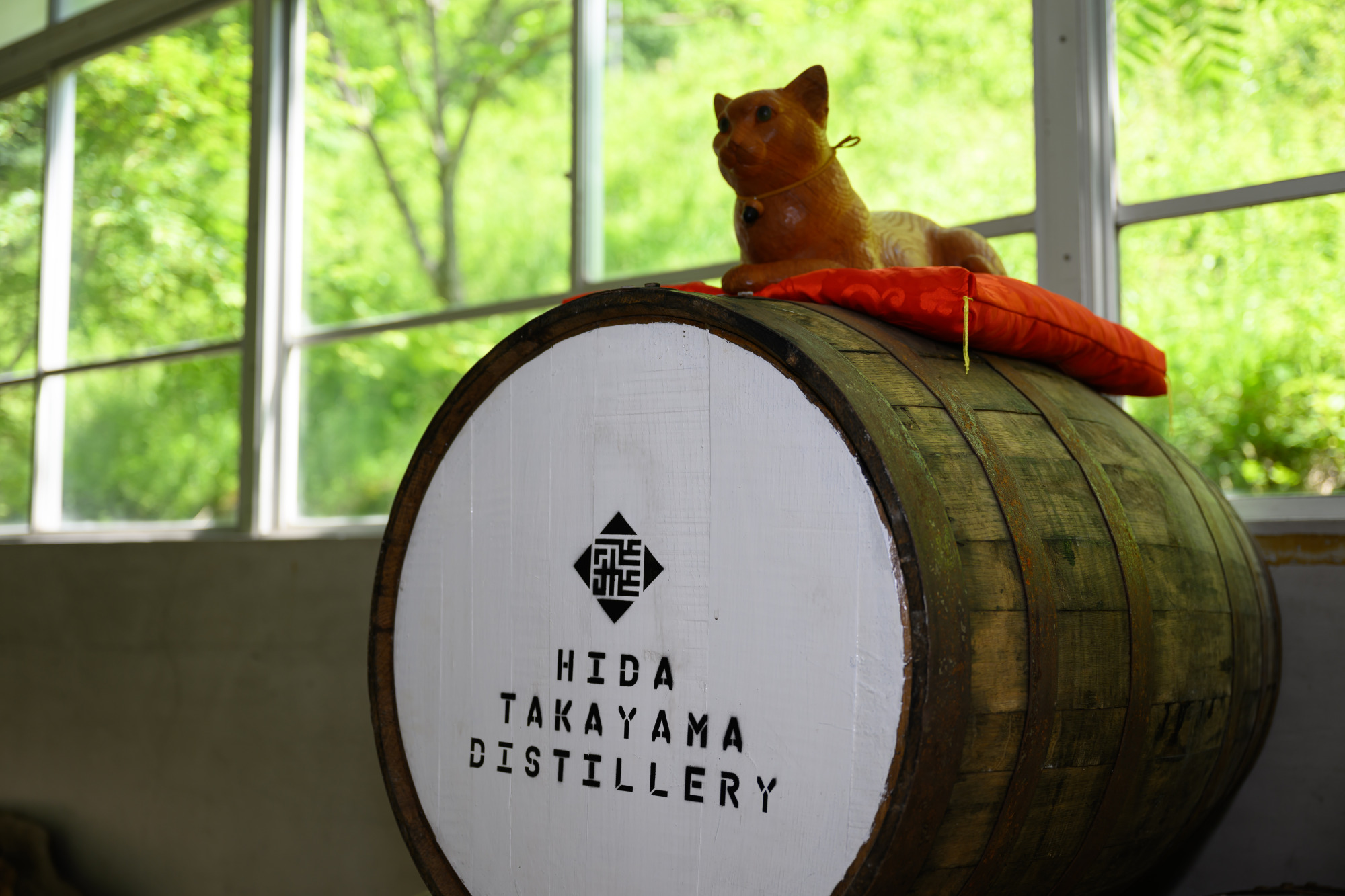 木彫りのウィスキーキャット