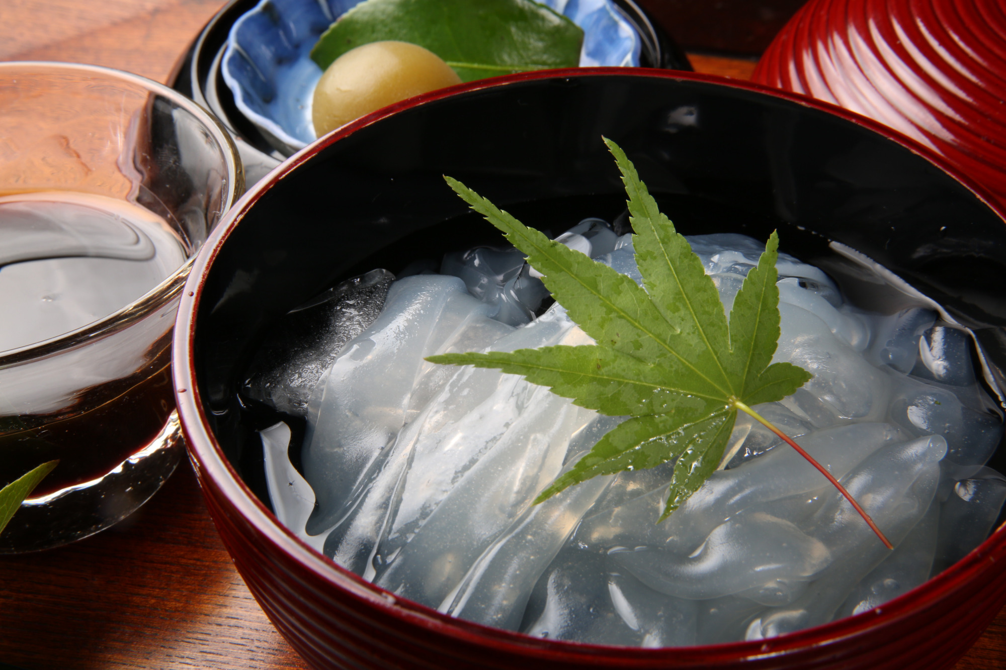 添えられた青もみじが目にも涼しい