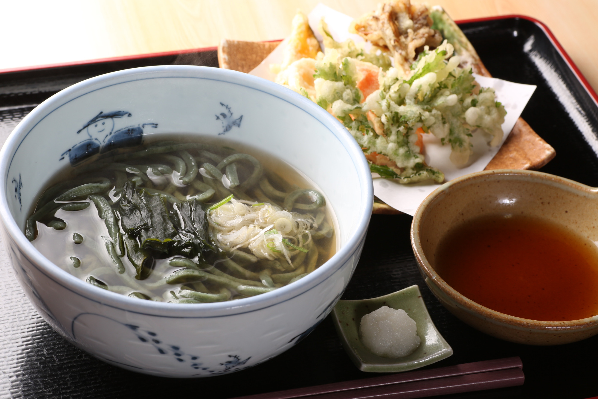 よもぎを練りこんだ香り高いうどん