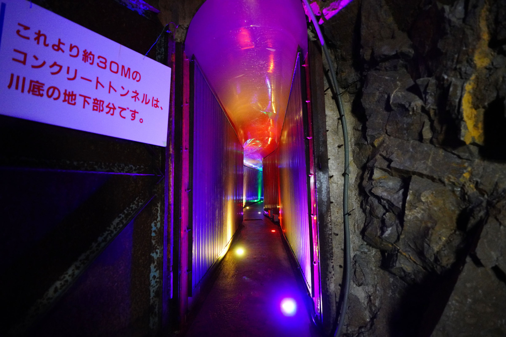 洞窟内には鮮やかなLEDの装飾もあり飽きさせない