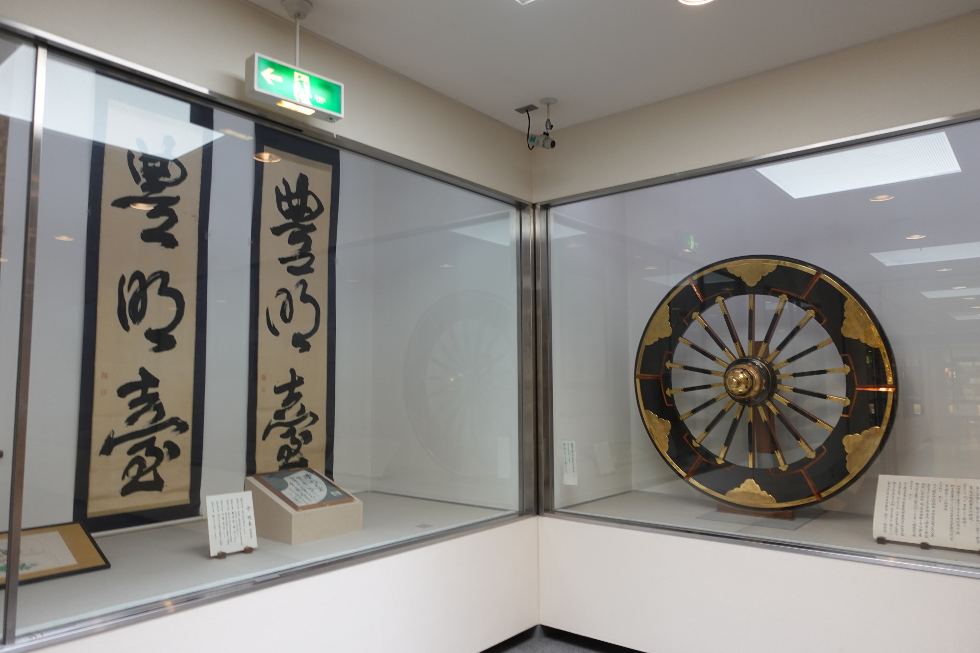 二階の資料展示室には、高山祭に関する資料が展示されています。江戸時代の飛騨の彫刻家で屋台の彫刻を手がけた谷口与鹿に関する資料もありました。