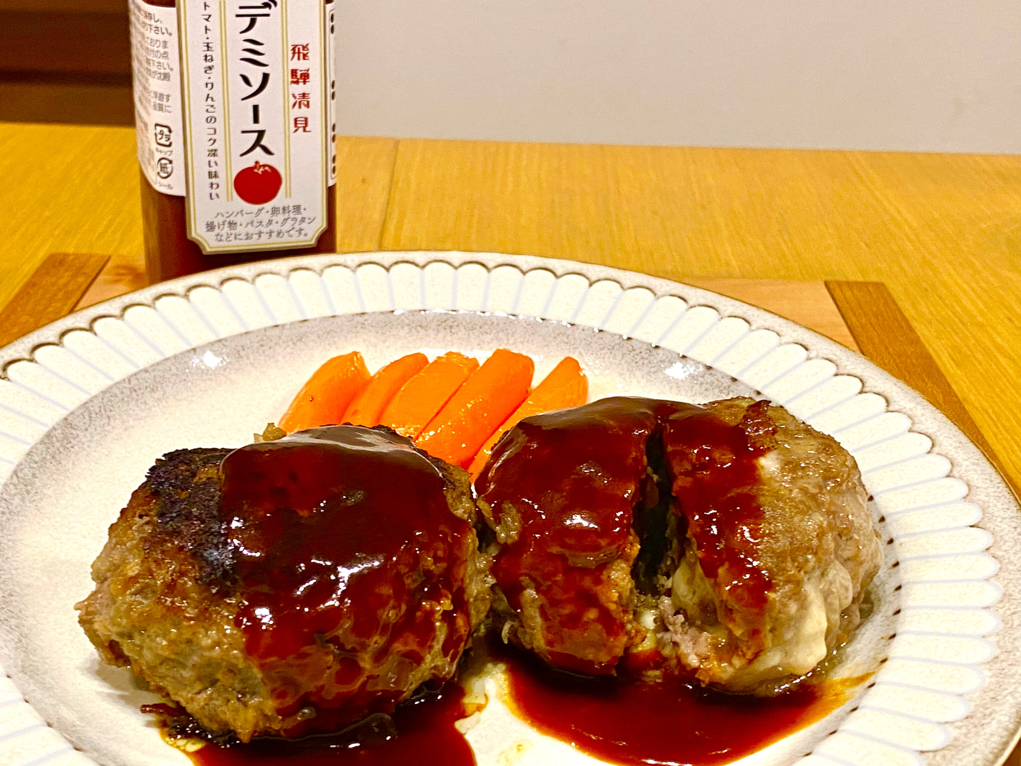 売店で購入した「デミソース」を味わいたくてハンバーグを作りました。