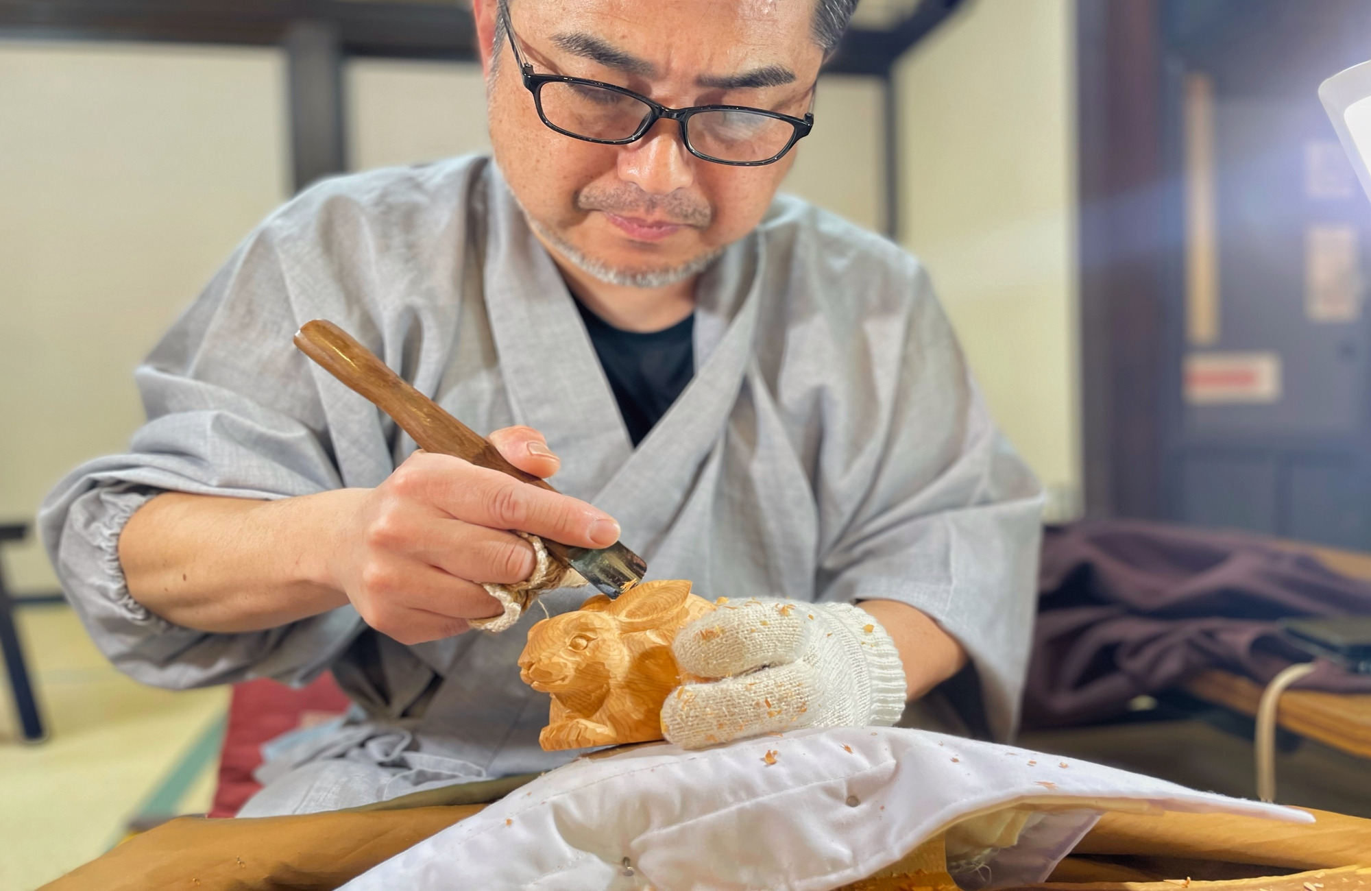 職人さんによる一位一刀彫のデモンストレーション