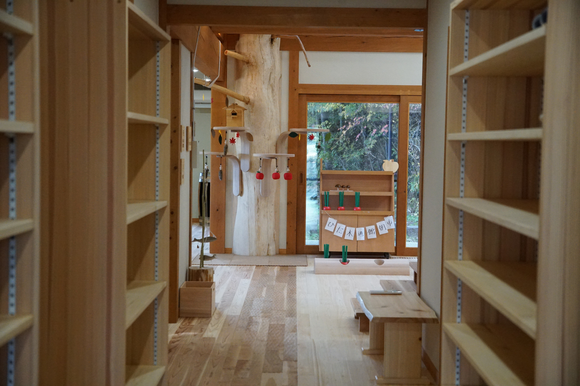 木の感触を楽しむ無垢材の床（靴下も脱いで裸足で遊びます）