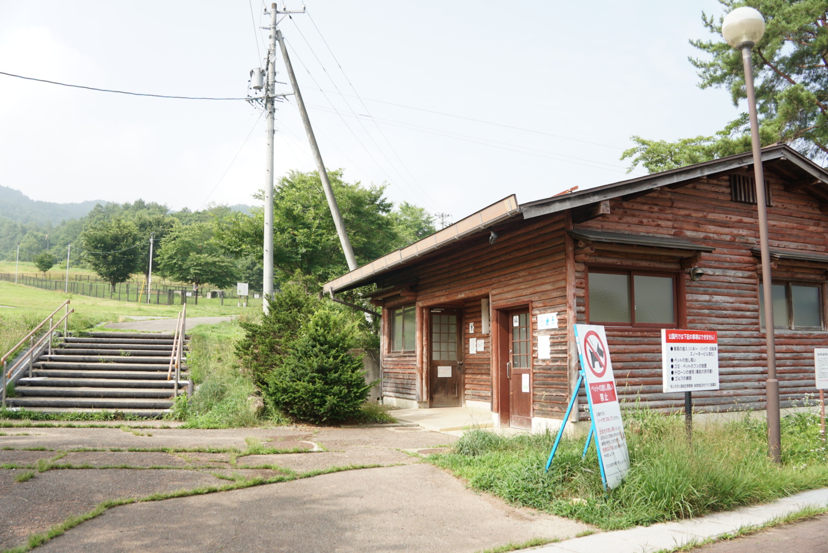 お手洗いは第一駐車場に近いドッグラン側と遊具側の２か所があります