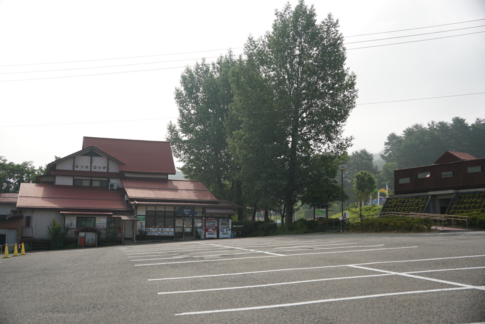 駐車場と「ダイニング＆カフェ原山」
