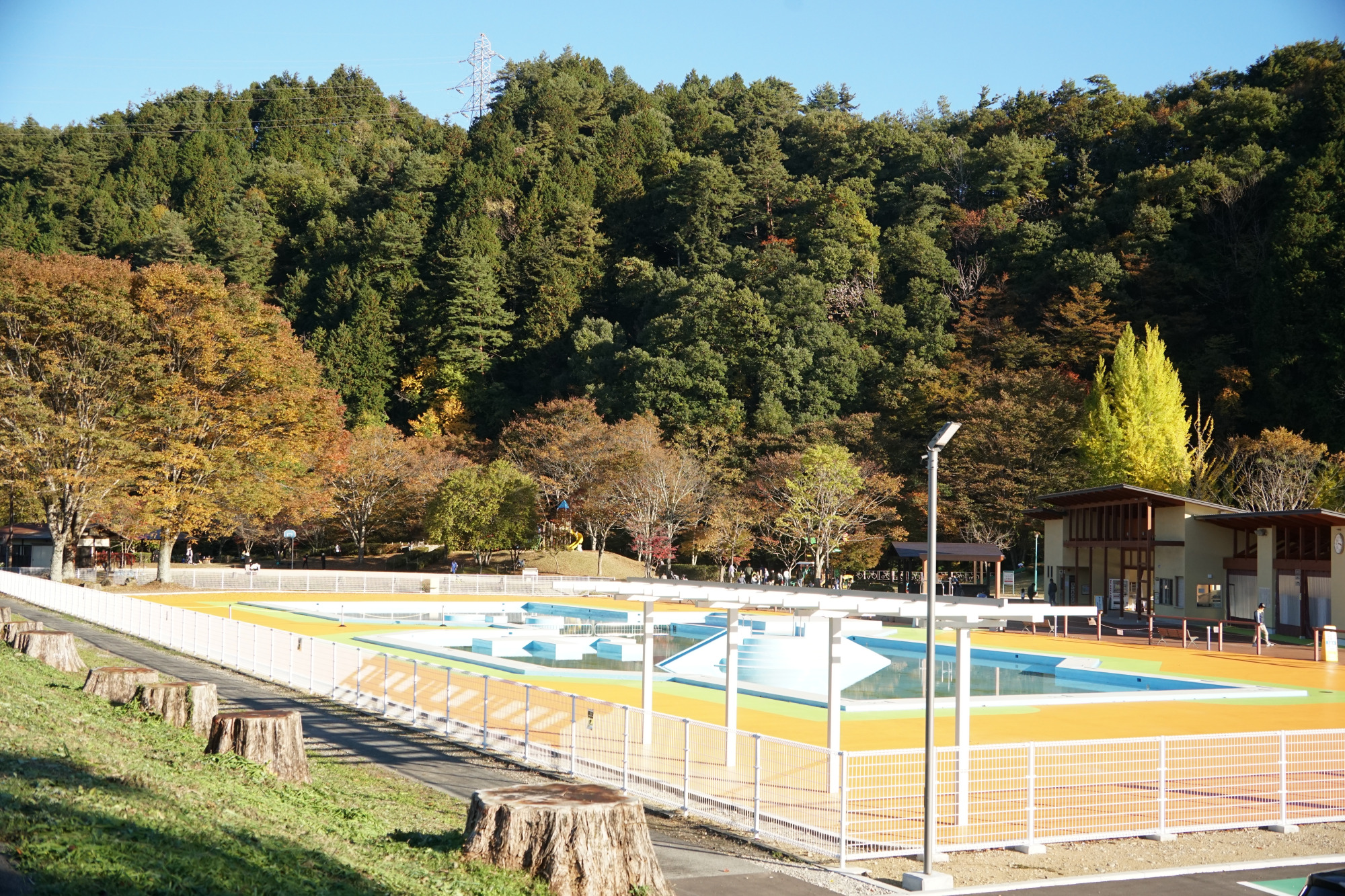 秋には紅葉も美しい場所です