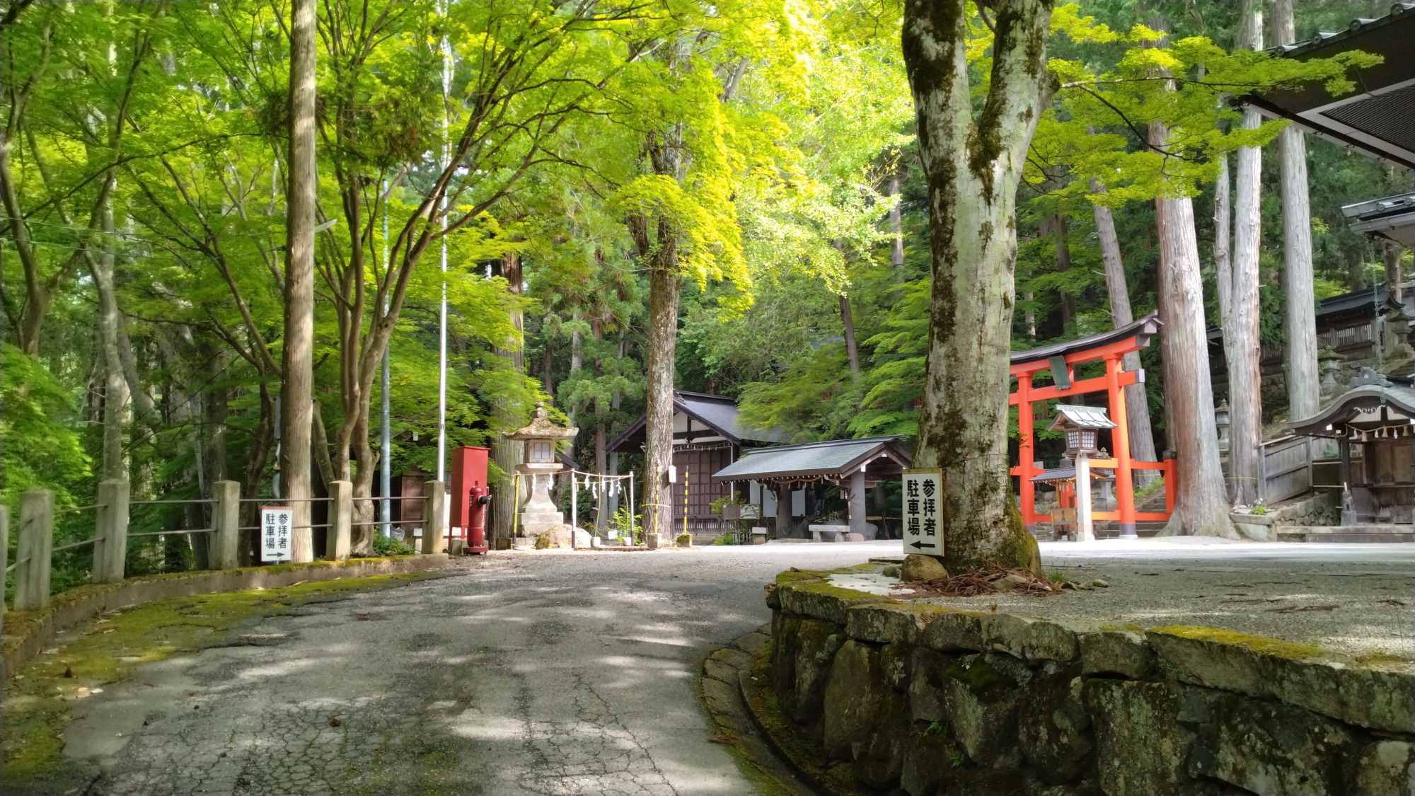 車で訪れる際の境内入口、車はこちら向きの一方通行です。