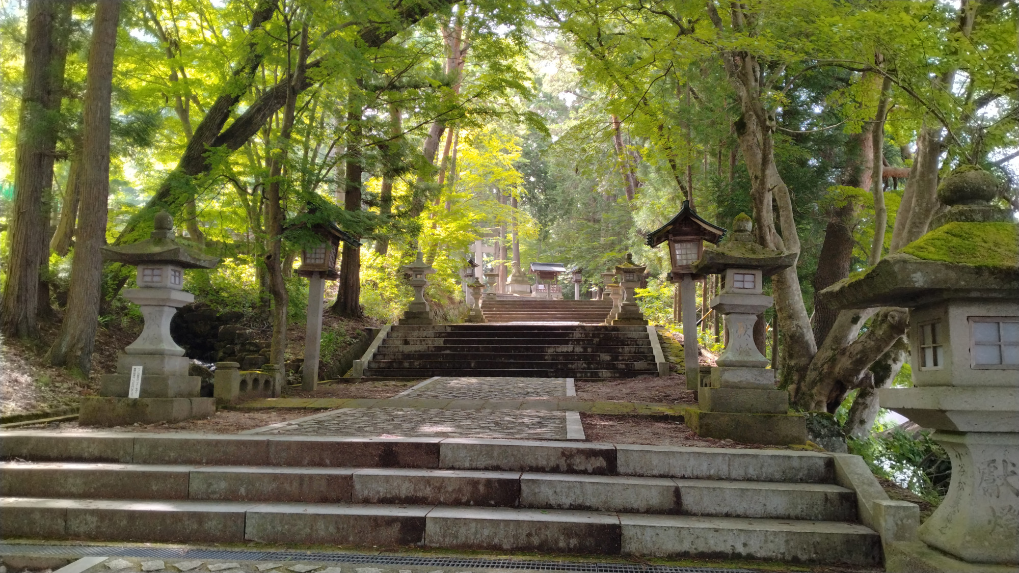 市街地方面から徒歩での参道はこちら