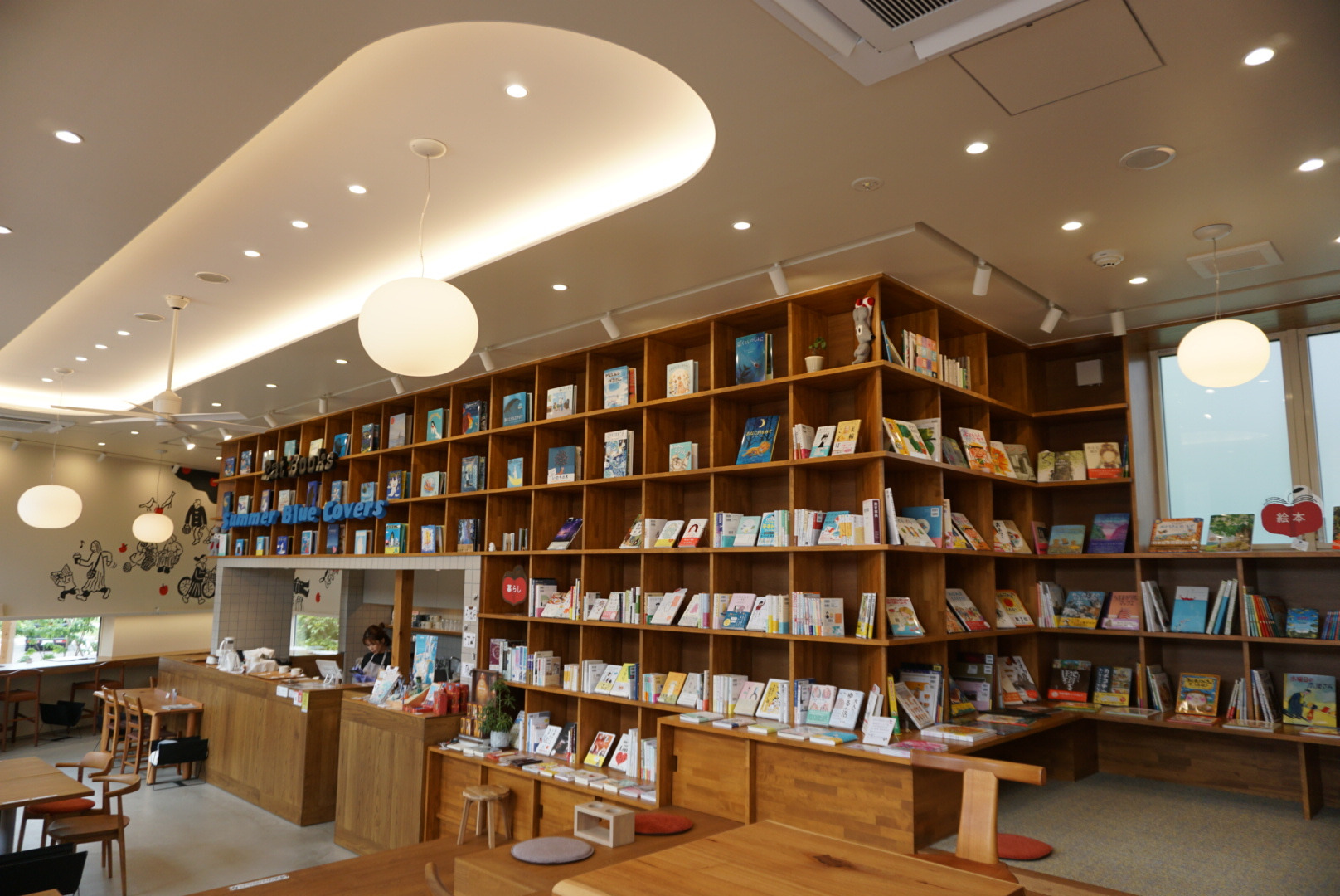 店内の壁に並べられた本たちは定期的にディスプレイが変わります