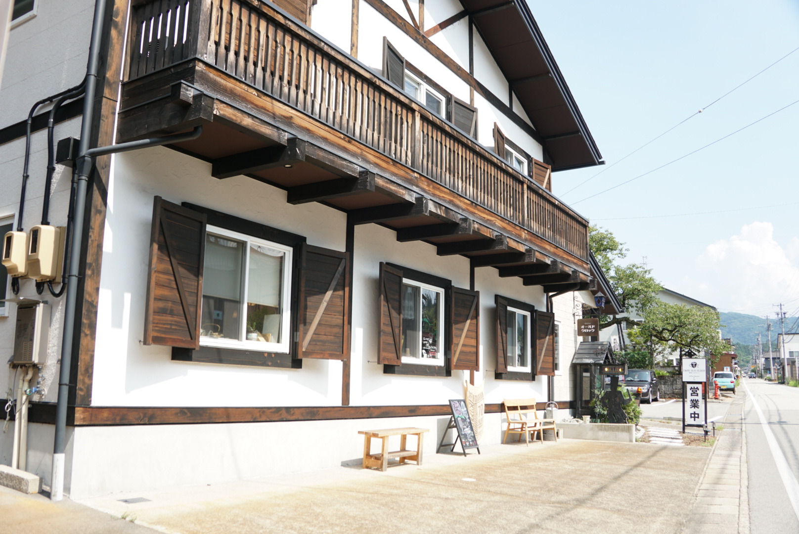 市街地方面からの外観、向こうの入り口側に駐車場があります