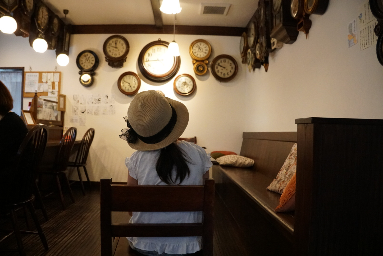 アンティークな時計に囲まれる店内