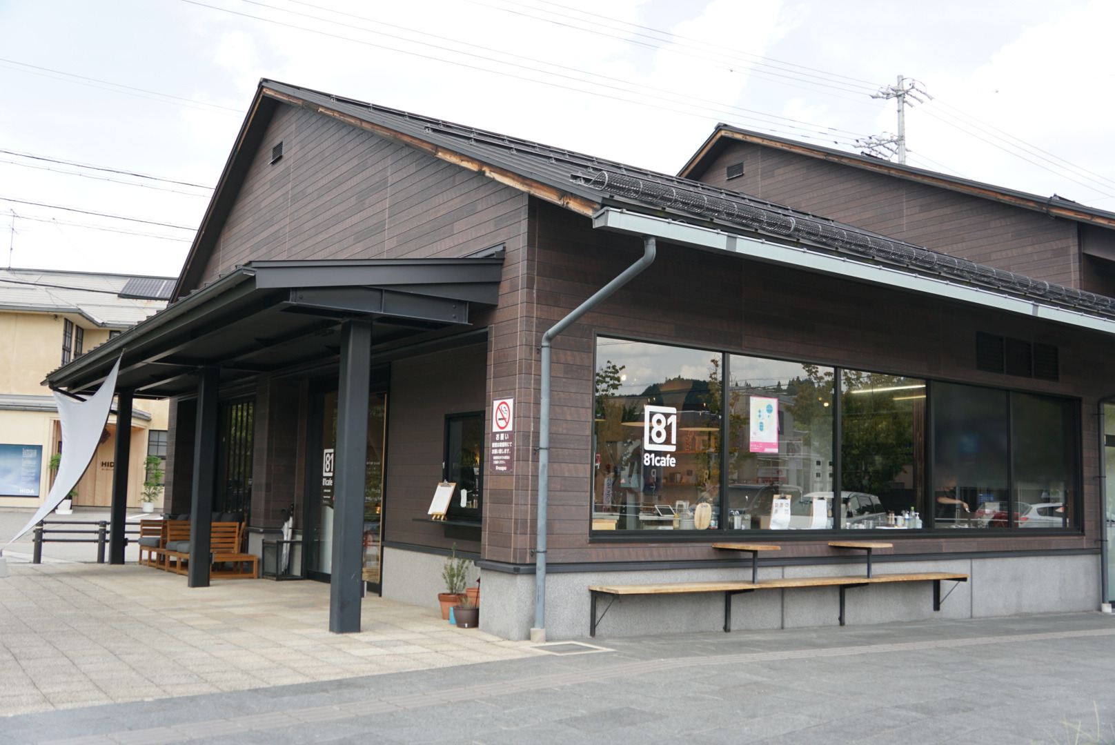 81cafeの外観、右隣はこちらも人気な「麺屋　伊吹」さんがあります。