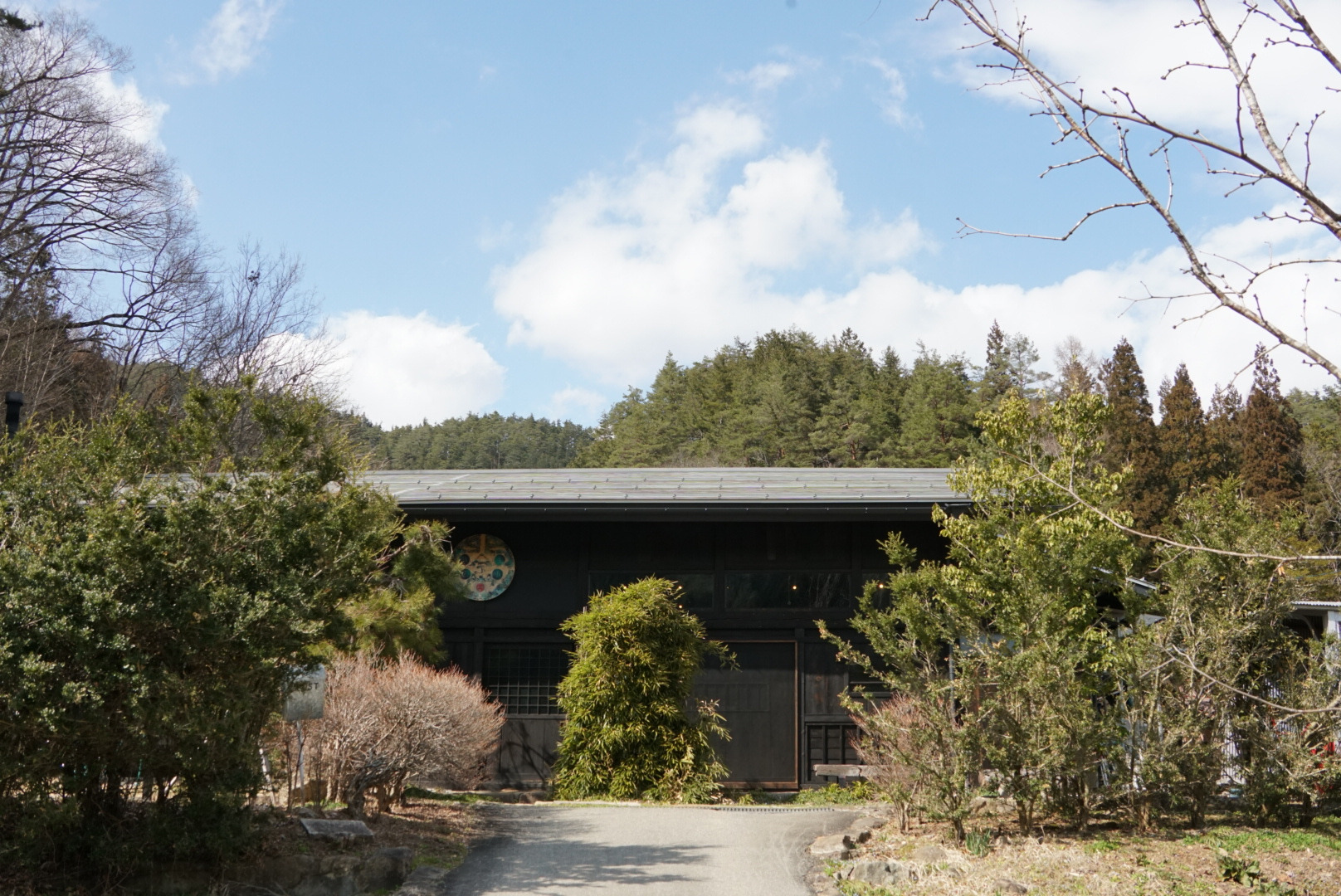 外観、裏山ごと素敵な佇まい