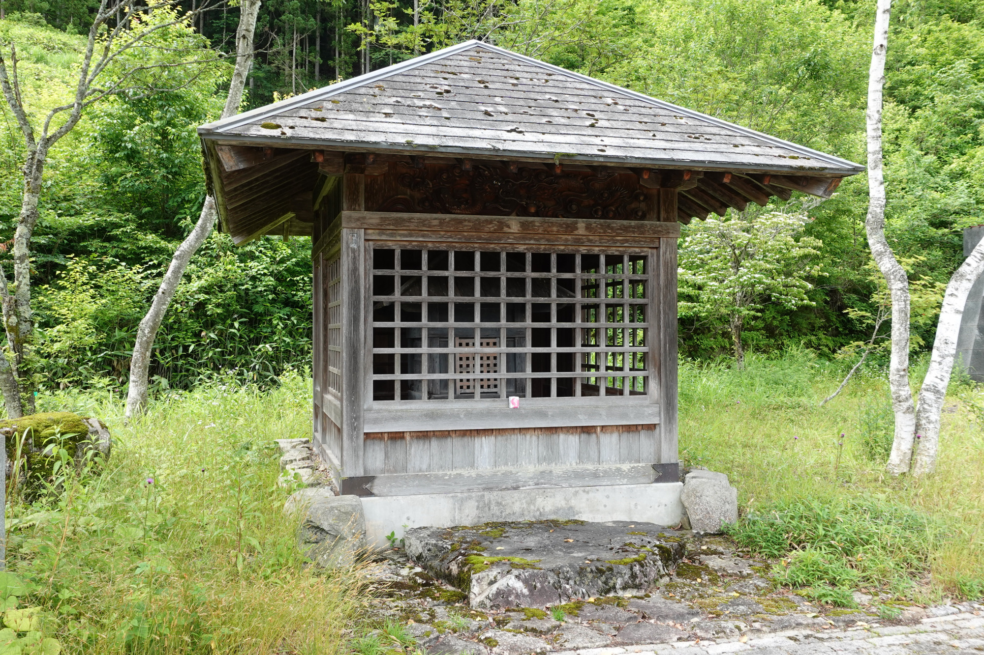 六厩の「千鳥格子御堂」（高山市有形民俗文化財）