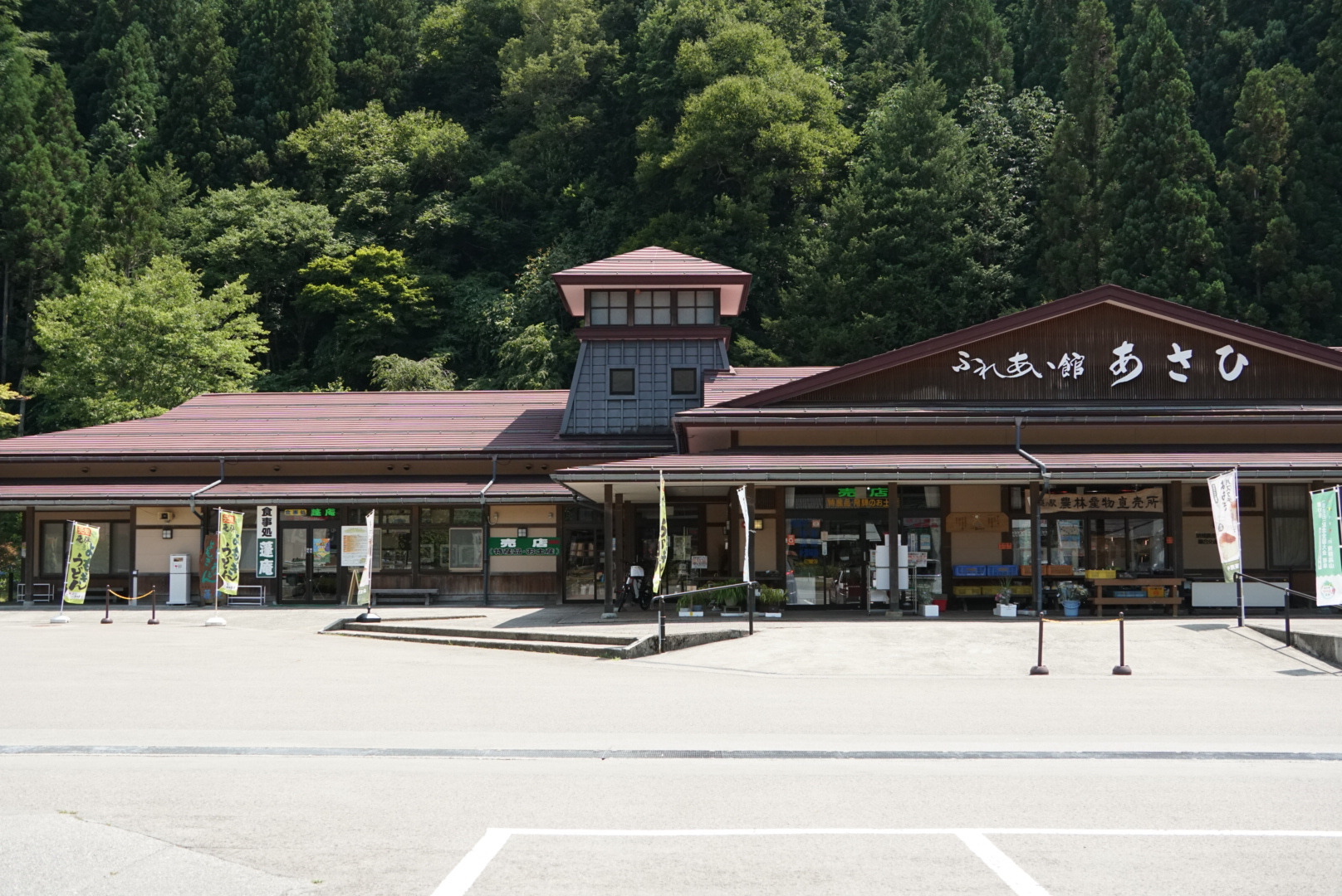 広々とした駐車場が嬉しい。