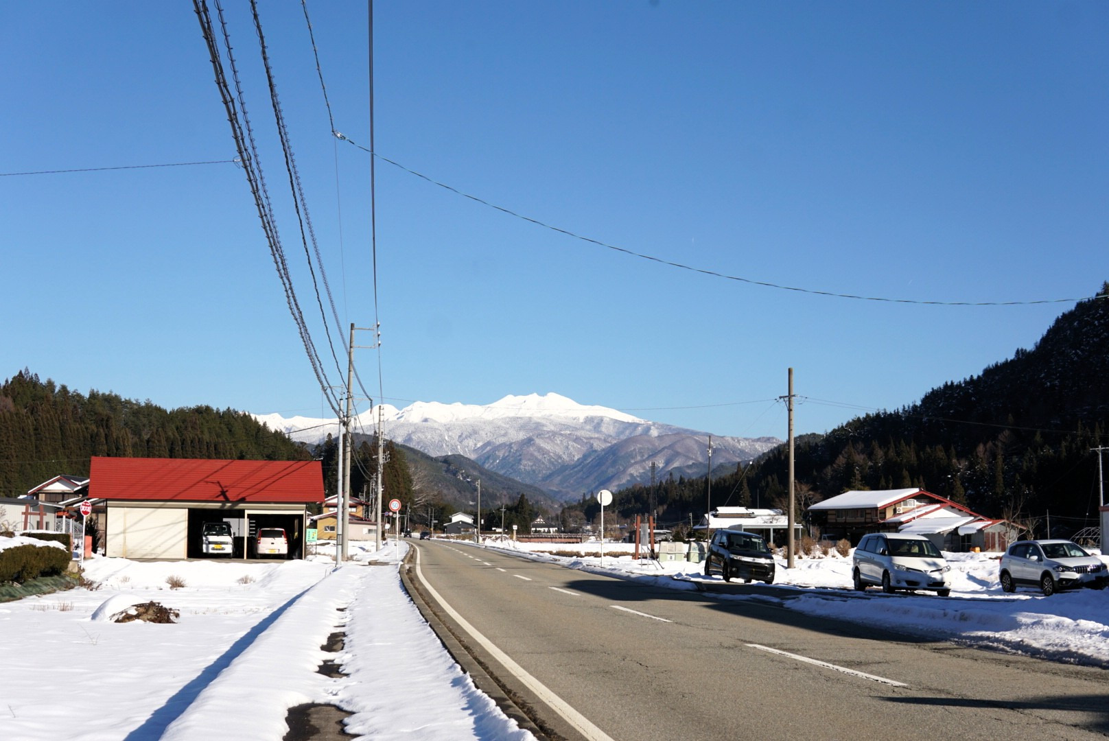 店舗向かいの駐車場から見た雪の乗鞍岳