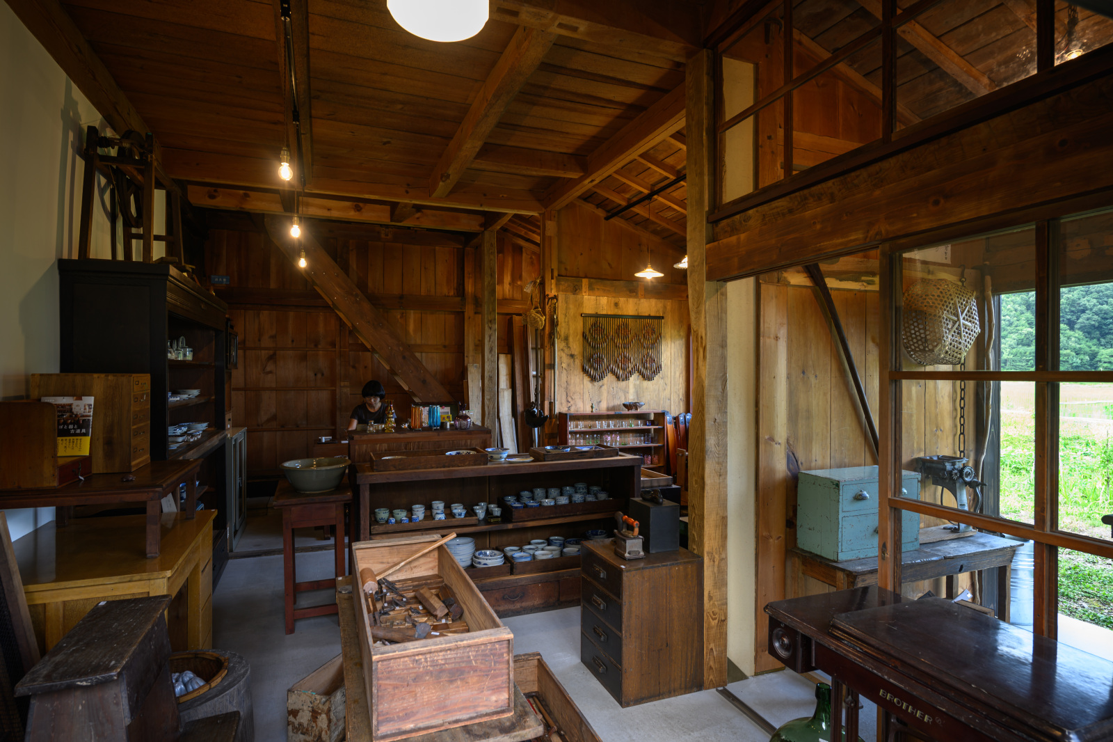 骨董との語らいで時間を忘れる