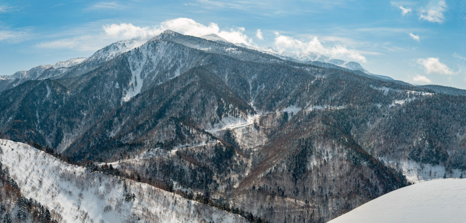 山々が白く装う冬　凍てつく寒さも忘れる美しさ