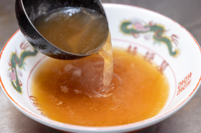 醤油ベースの透明感あるスープ