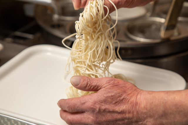 低加水の自家製ストレート麺を使用