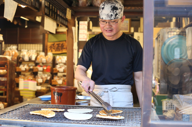 店頭で焼き上げる煎餅
