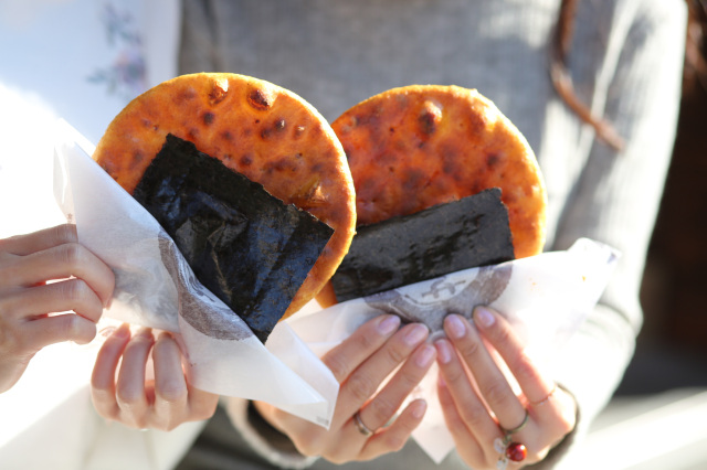 焼き立てのおせんべい