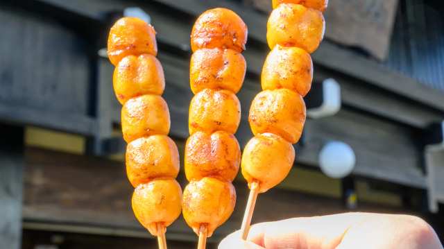 店頭で焼き上げるアツアツのみだらしだんご