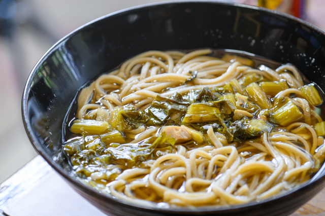 木曽を代表する郷土食「すんき」を使った“すんきそば”