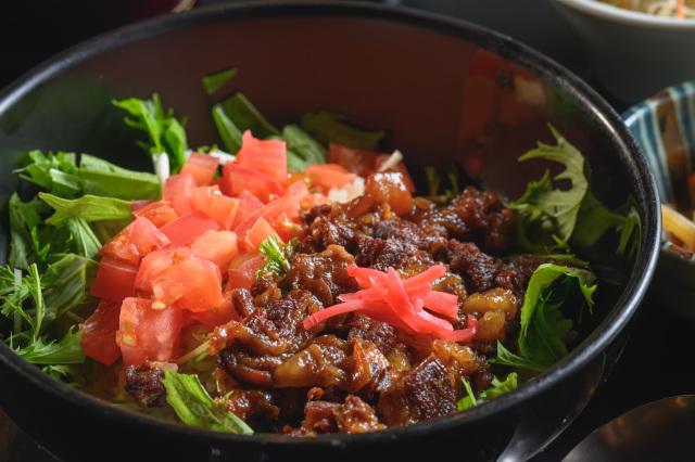 レストランの人気メニュー「飛騨牛すじ煮込み丼」