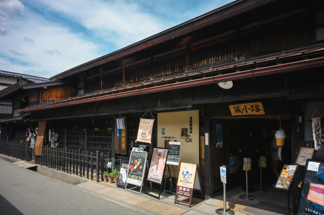飛騨高山の「蔵小路」に直売店を構える「老田酒造店」