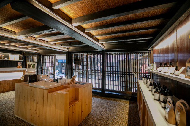 シンプルモダンな店内