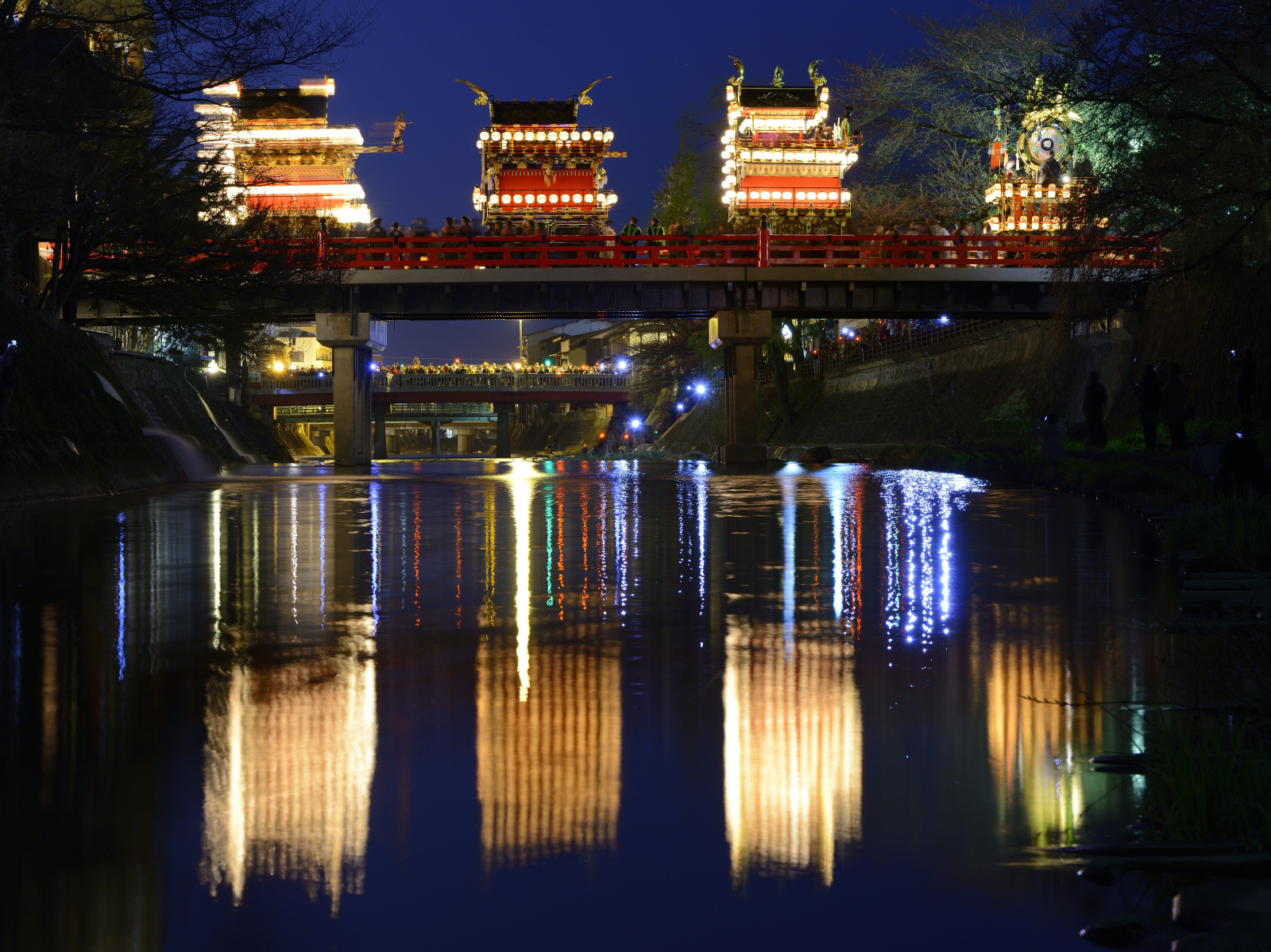 春の高山祭水面にゆらめく屋台の姿