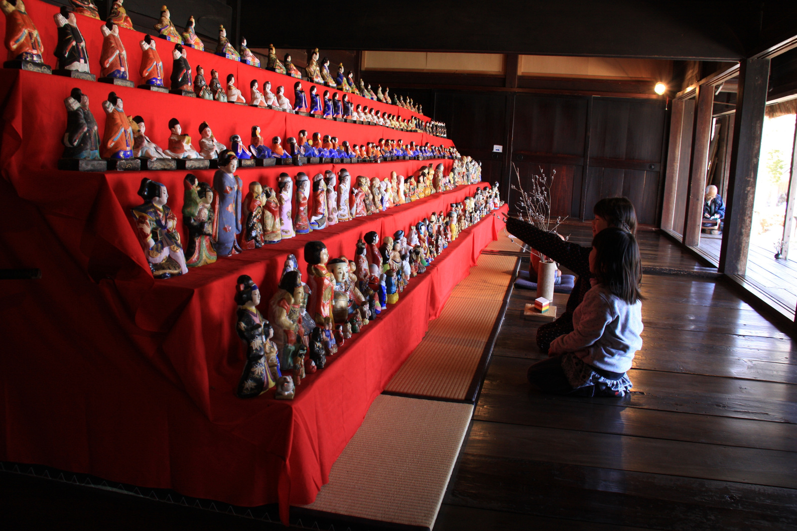 飛騨の里 素朴な土雛が並ぶ