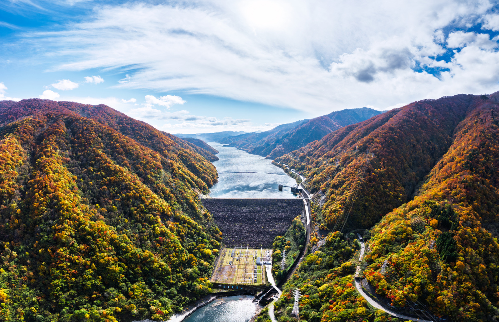 巨大ロックフィルダムの威容御母衣湖