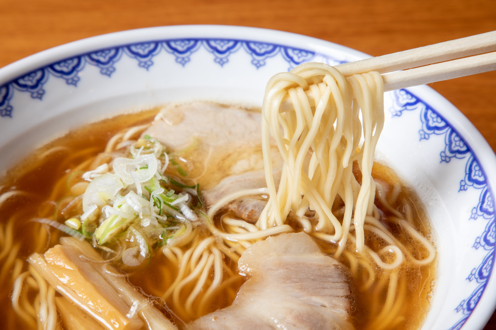 たちのぼる湯気がごちそう昔ながらの中華そば