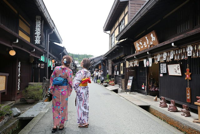 高山の定番観光地を徒歩とバスでまわるコース（半日）