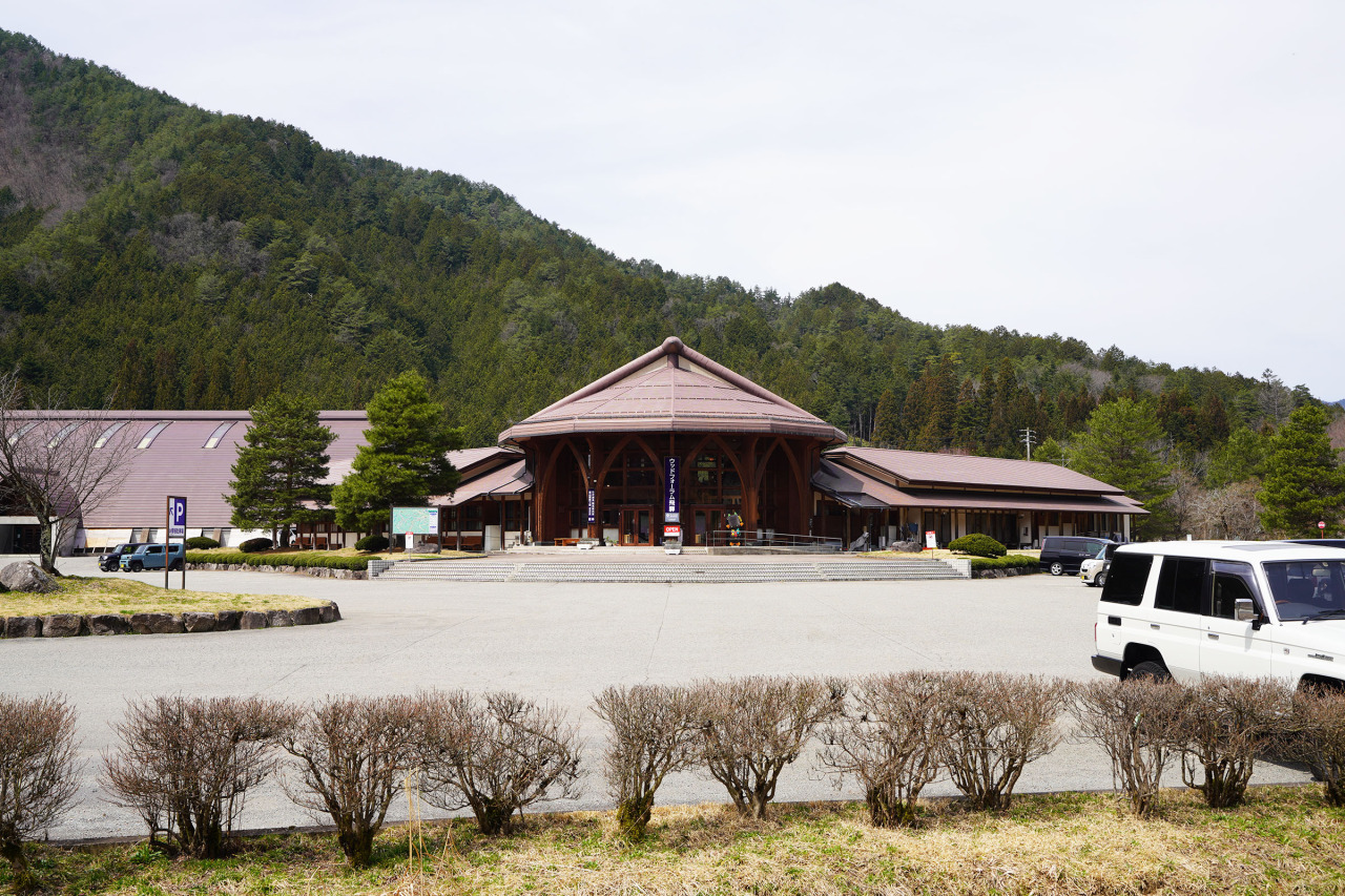 ウッドフォーラム飛騨（外観・駐車場）