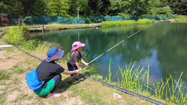 池でニジマス釣り体験！お子様～大人まで楽しめます♪