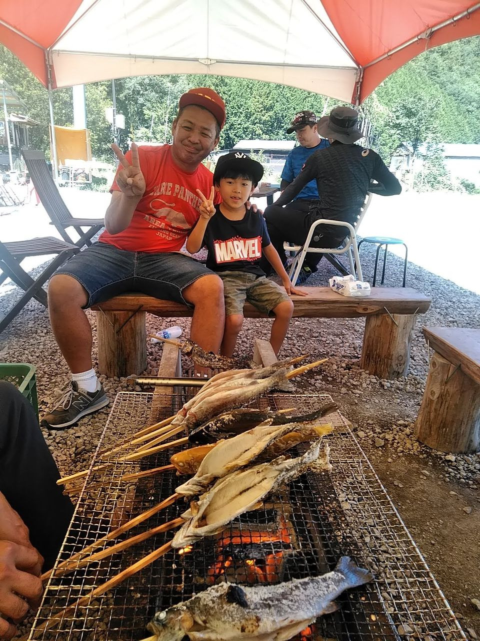 釣った魚は炭火で塩焼きで食べれます！