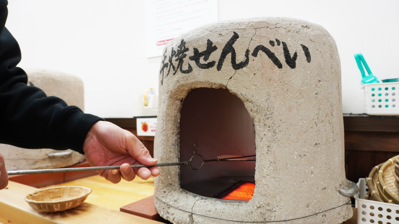 焼きたてのせんべいの味は格別！