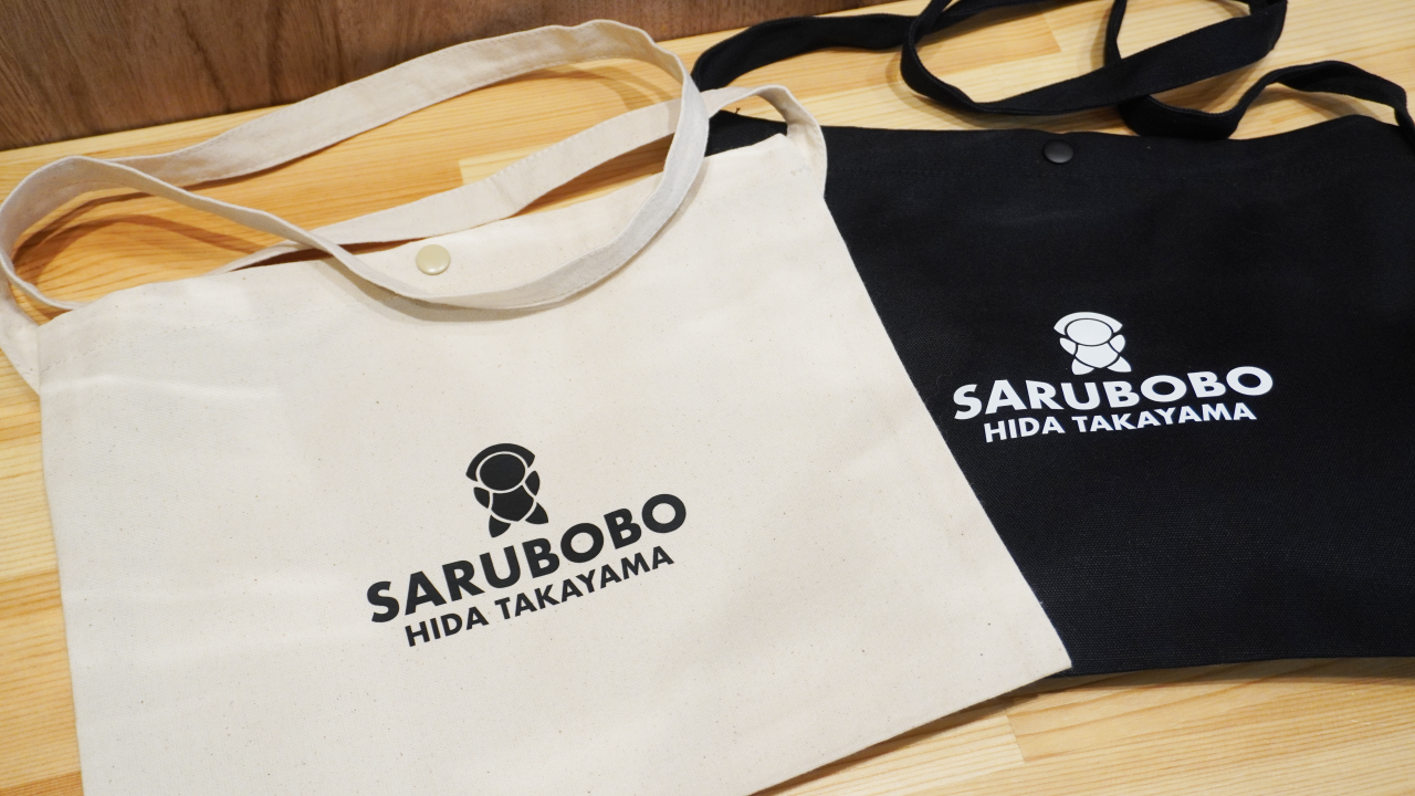 サコッシュのカラーはナチュラルとブラック